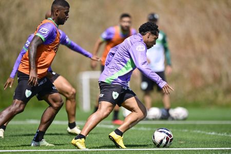 Vitor Jacaré durante treinamento do América nesta segunda-feira (22)