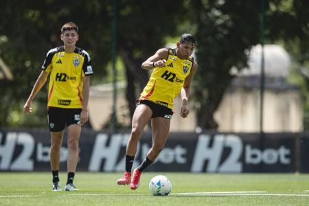 Ivan Román e Rony durante treinamento na Cidade do Galo