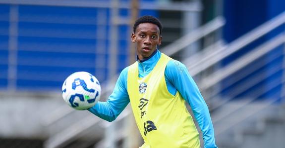 Gabriel Mec tem contrato com o Grêmio até 2027