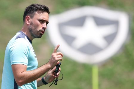 Davide Ancelotti observa atividade do Botafogo no CT Lonier