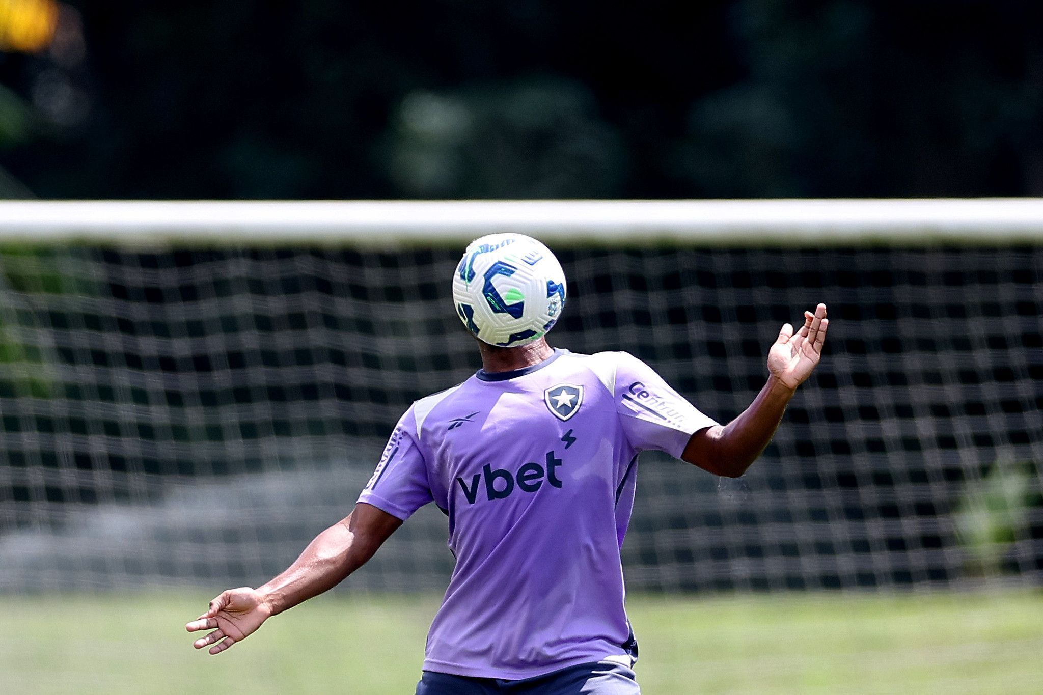 Com titulares suspensos, Botafogo terá improvisação ou estreia contra o Fluminense