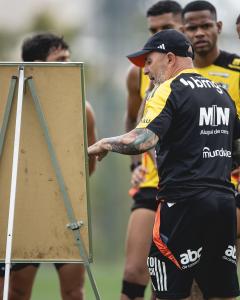 Jorge Sampaoli orienta jogadores durante atividade na Cidade do Galo