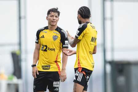 Alan Franco e Alexander conversam durante treino na Cidade do Galo
