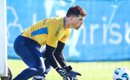 Tiago Volpi deve retornar de lesão no Grêmio contra o Juventude, e está pendurado