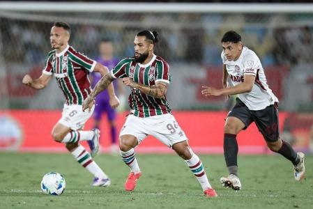 Otávio em ação na partida entre Fluminense e Lanús