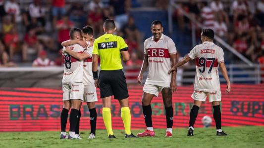 Jogadores do CRB comemoram gol sobre o Botafogo-SP, em partida da 28ª rodada da Série B