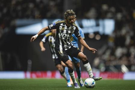 Gustavo Scarpa em ação pelo Alético contra o Bolívar na Arena MRV