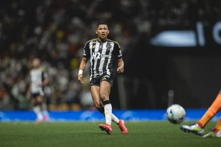Rony, atacante do Atlético, em ação contra o Bolívar, nesta quarta-feira (24)