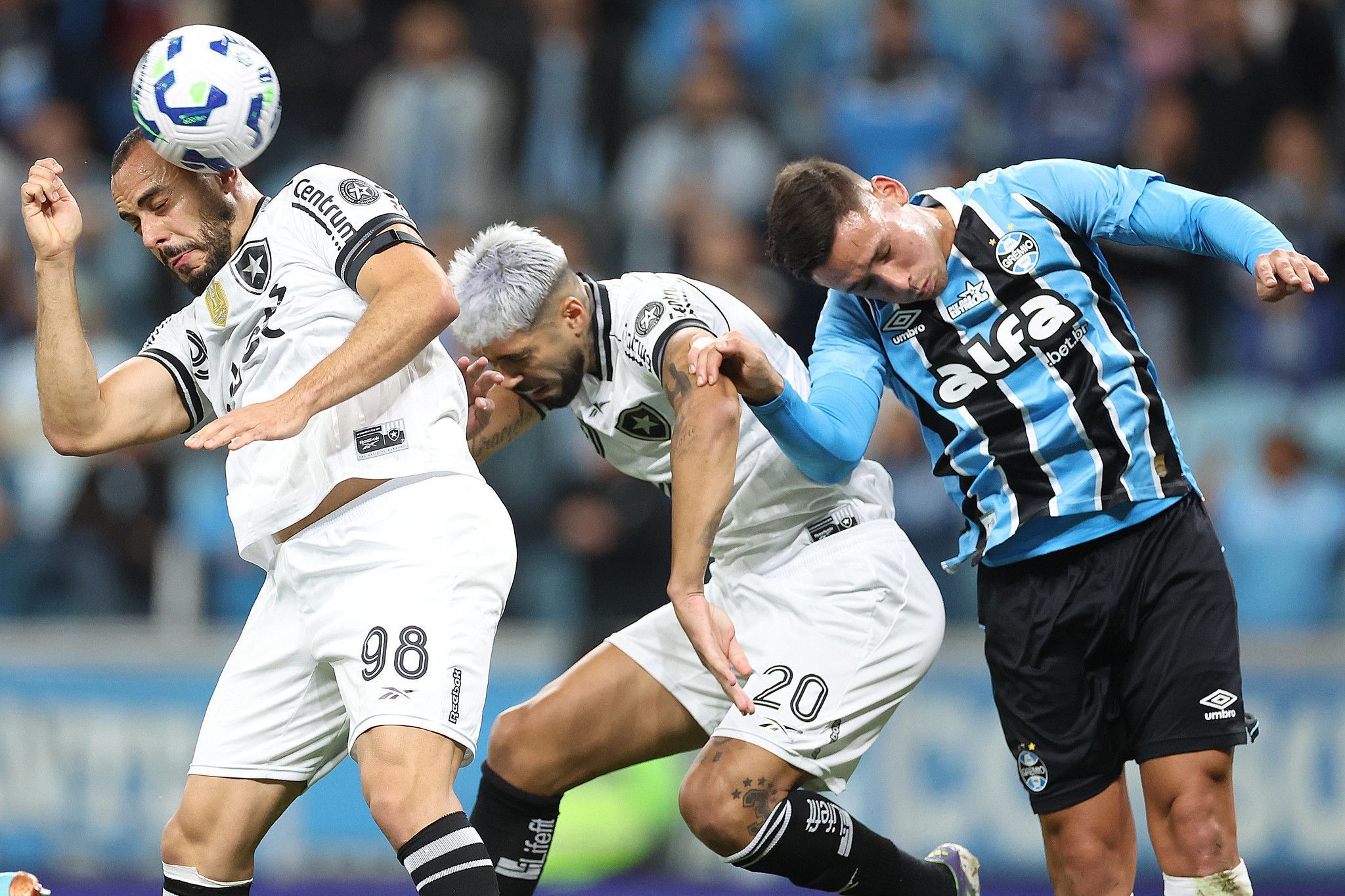 Grêmio e Botafogo empatam em jogo com gol de goleiro e 'lei do ex' pelo Brasileiro