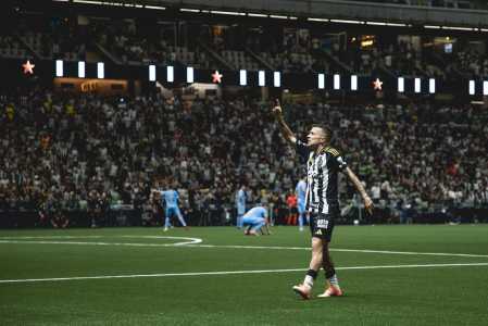 Bernard comemora gol pelo Atlético na Arena MRV