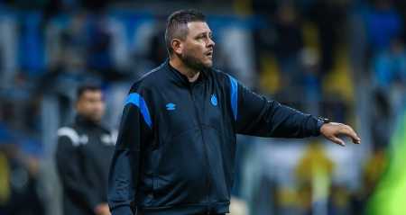 Thiago Kosloski comandou o Grêmio por conta da suspensão de Mano Menezes