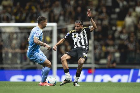 Alexander se lesionou no primeiro tempo do duelo com o Bolívar, na Arena MRV