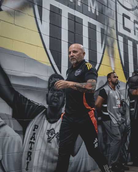 Jorge Sampaoli na Arena MRV antes do jogo entre Atlético e Bolívar