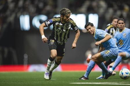 Gustavo Scarpa em ação pelo Atlético contra o Bolívar na Arena MRV