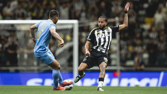 Alexsander, do Atlético, em disputa de bola com meia do Bolívar