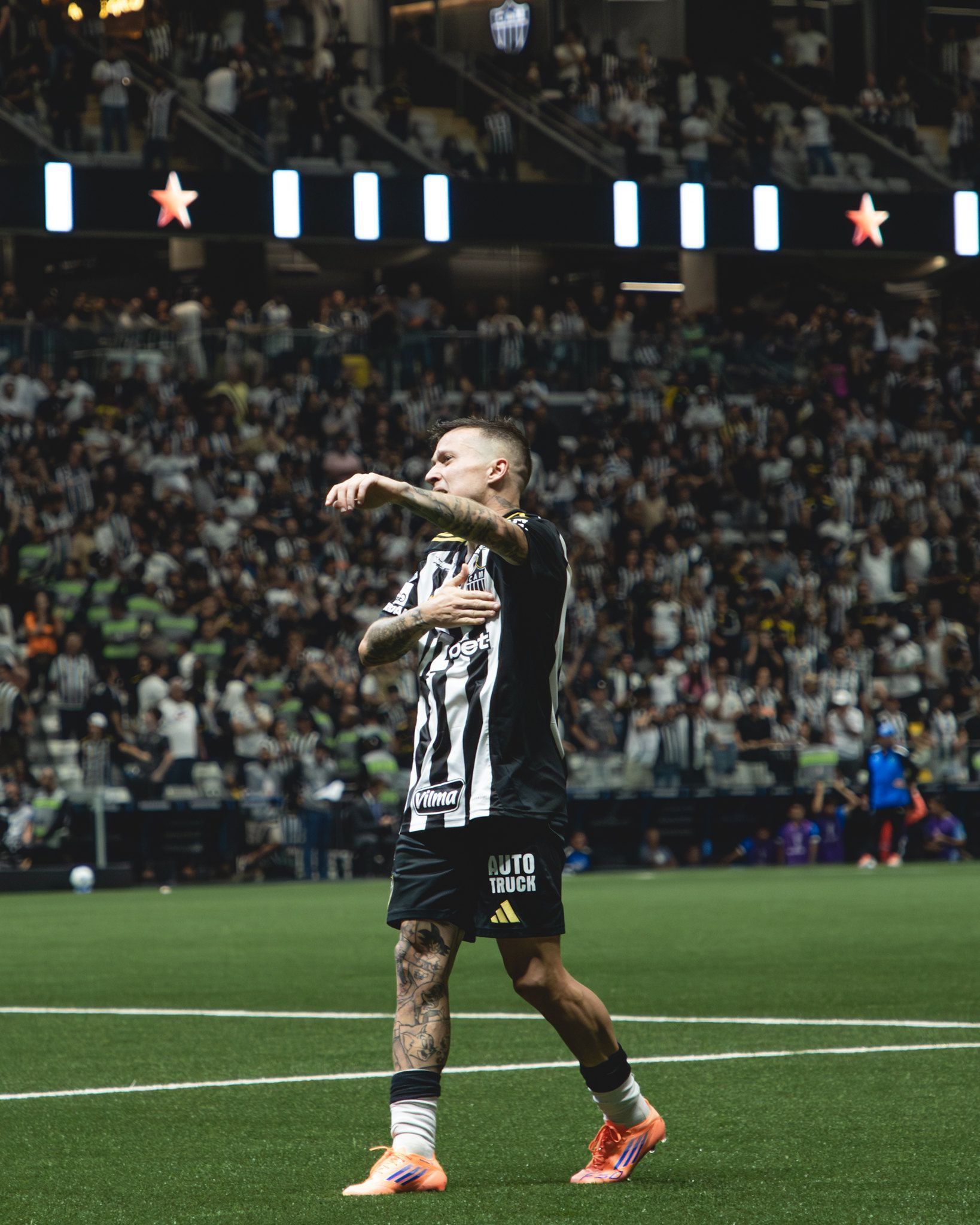 Multicampeão pelo Atlético comemora classificação e manda recado a Bernard