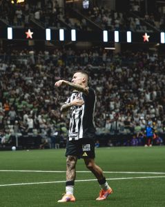 Bernard comemora vitória do Atlético na Arena MRV