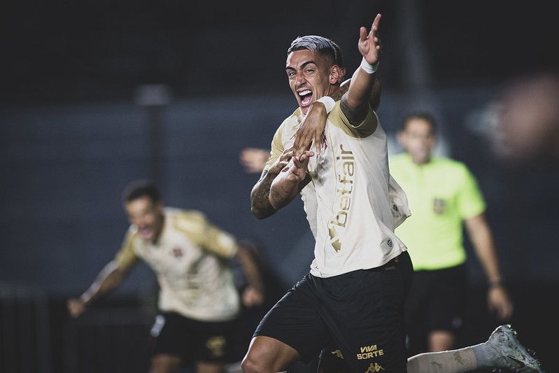 Vasco faz oferta de renovação por lateral da Seleção Uruguaia