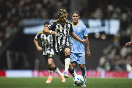 Gustavo Scarpa em ação pelo Atlético durante vitória sobre Bolívar na Arena MRV