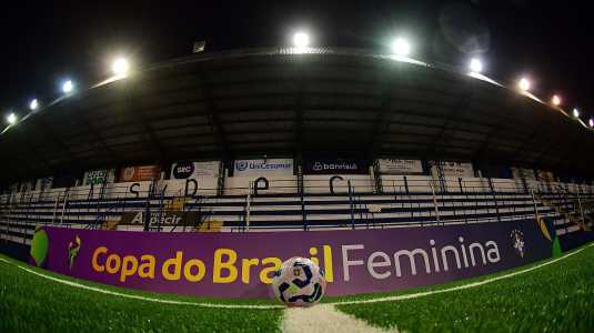 Bola oficial da Copa do Brasil Feminina, no Francisco Novelletto Neto, em Porto Alegre