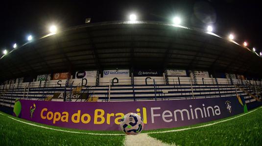 Bola oficial da Copa do Brasil Feminina, no Francisco Novelletto Neto, em Porto Alegre