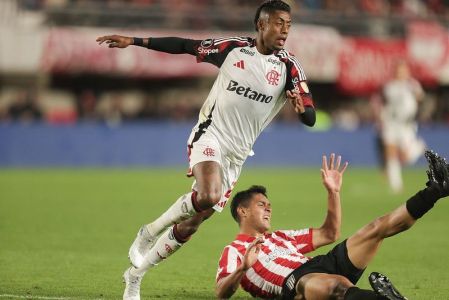 Bruno Henrique em jogo contra o Estudiantes, pela Libertadores