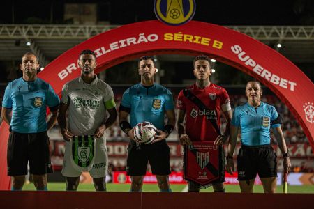 Paulo Belence (centro) detalha confusão e ação da polícia após a partida entre Atlético-GO x América