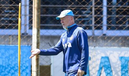 Mano Menezes deve realizar mudanças no Grêmio para enfrentar o Santos