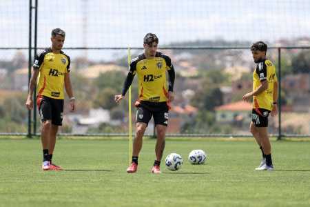 Jogadores durante treinamento na Cidade do Galo