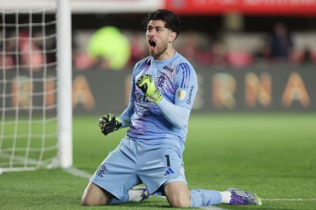 Rossi vibra em La Plata: goleiro foi o herói da classificação do Flamengo contra o Estudiantes