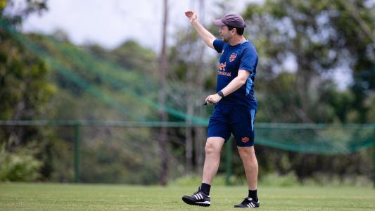 Técnico Daniel Paulista passa orientações durante treino do Sport