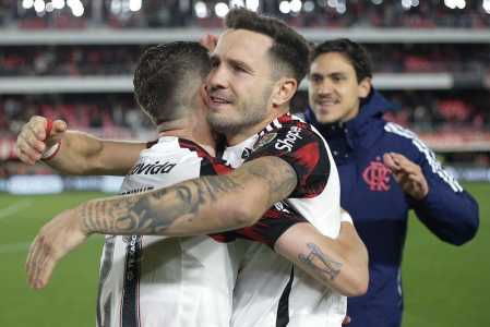 Ao lado de Pedro e Jorginho, Saúl comemora classificação do Flamengo