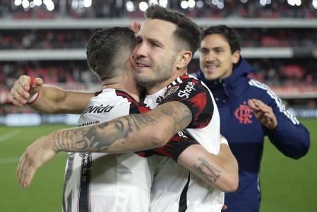 Ao lado de Pedro e Jorginho, Saúl comemora classificação do Flamengo