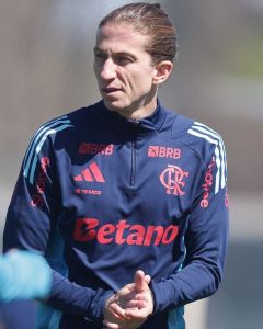 Filipe Luís deve manter base do duelo contra o Estudiantes