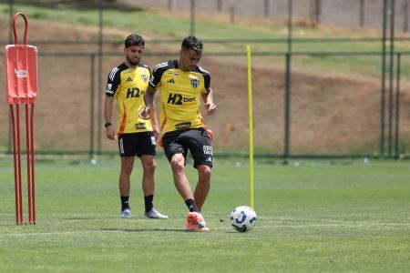 Jogadores durante treinamento na Cidade do Galo