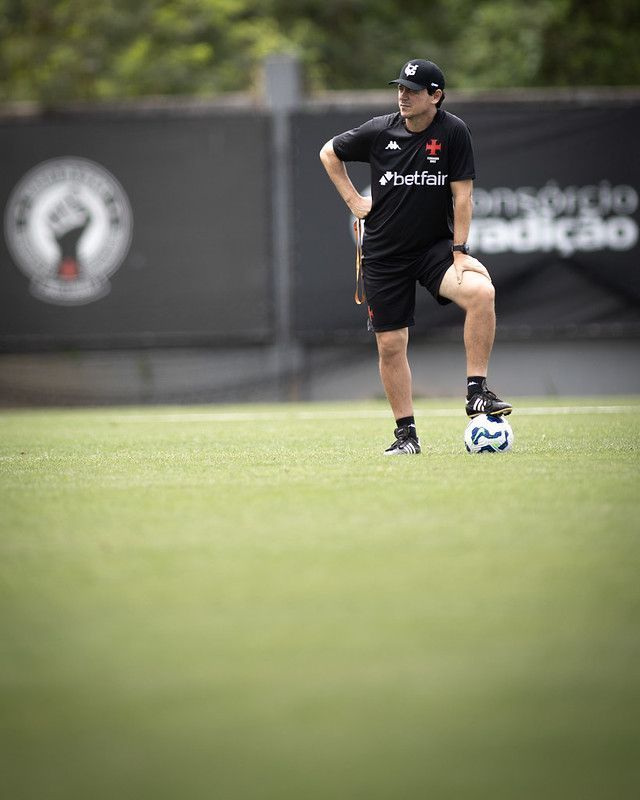 Escalação do Vasco: Diniz deve voltar a improvisar na zaga contra o Vitória