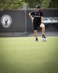 Fernando Diniz deve mudar a defesa do Vasco