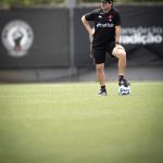 Escalação do Vasco: Diniz deve voltar a improvisar na zaga contra o Vitória