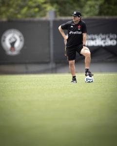Fernando Diniz deve mudar a defesa do Vasco