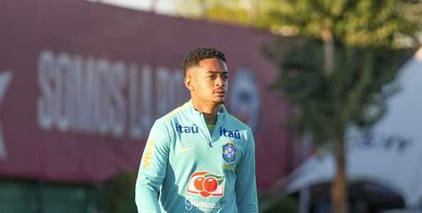 Léo Derik foi titular do Brasil contra o México na estreia pelo Mundial Sub-20