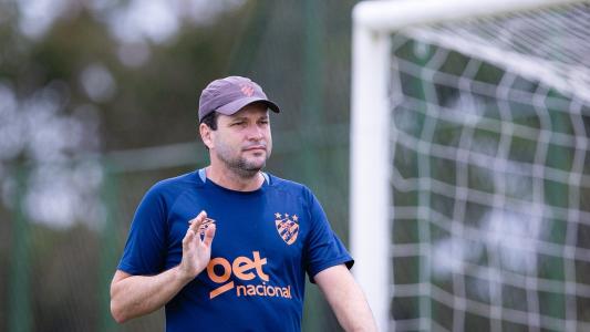 Técnico Daniel Paulista durante treino do Sport