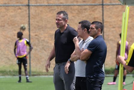 Victor Bagy, Rafael Menin e Gabriel Andreata observam treinamento na Cidade do Galo