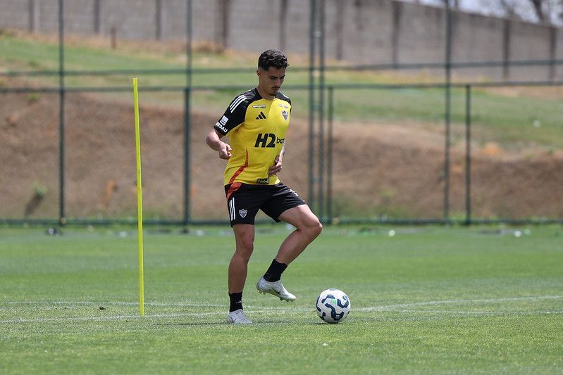 ‘Cria’ da base do Atlético volta a ser relacionado após quase um ano