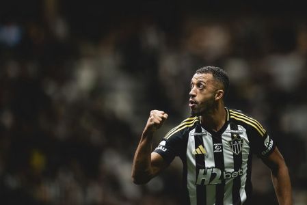 Vitor Hugo comemorando gol pelo Atlético