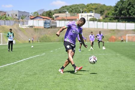 Atacante Fabinho durante treinamento no CT Lanna Drumond