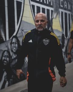 Jorge Sampaoli, técnico do Atlético, nos corredores da Arena MRV