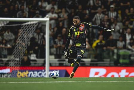 Everson em ação pelo Atlético na Arena MRV