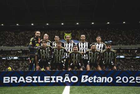 Time do Atlético perfilado antes da partida contra o Mirassol na Arena MRV