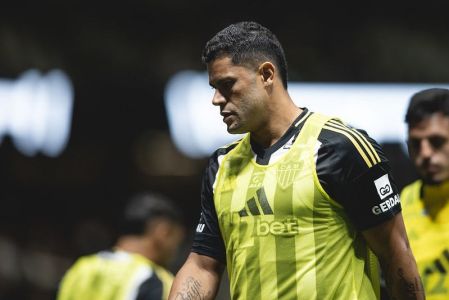 Hulk no aquecimento em partida do Atlético na Arena MRV