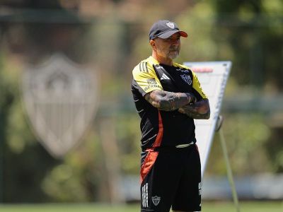 Jorge Sampaoli no comando do treino do Atlético na Cidade do Galo